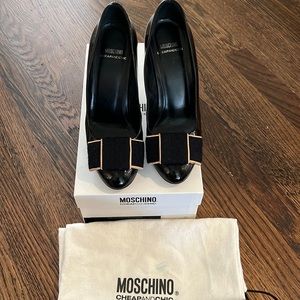 Adorable Moschino black patent pump with bow.  Size 36.5